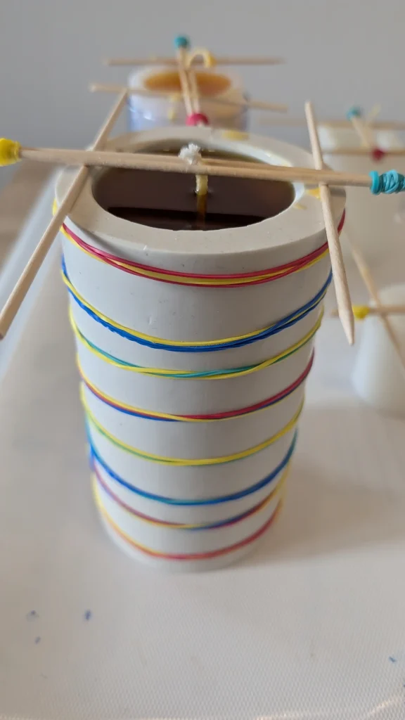 Geschmolzene Bienenwachs in Kerzengießform 1