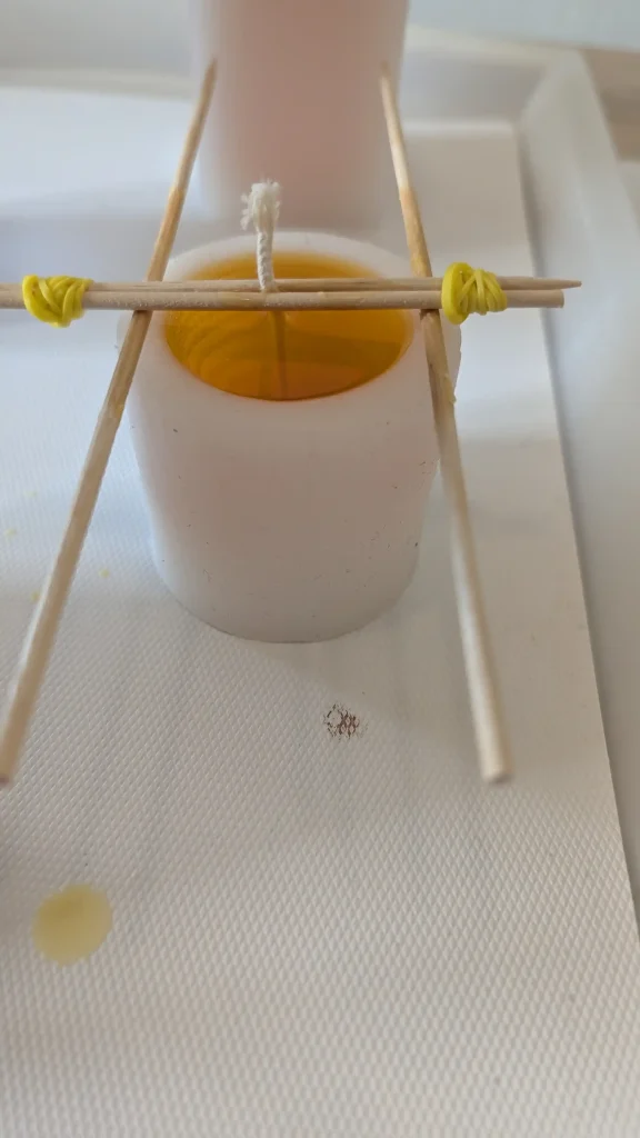 Geschmolzene Bienenwachs in Kerzengießform 2