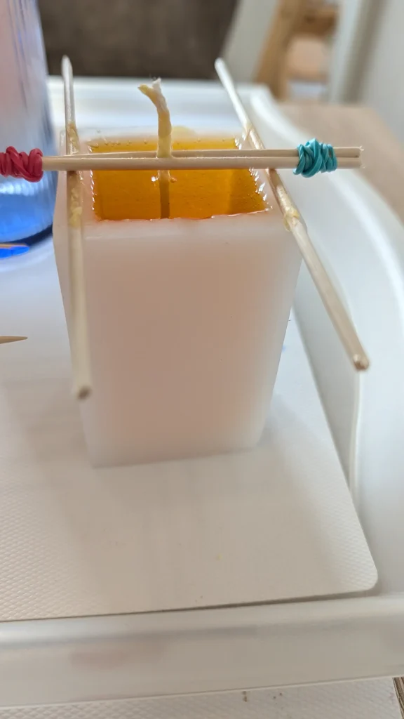 Geschmolzene Bienenwachs in Kerzengießform 3